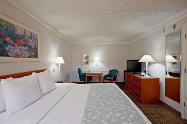 Super 8 by Wyndham San Bernardino image 13