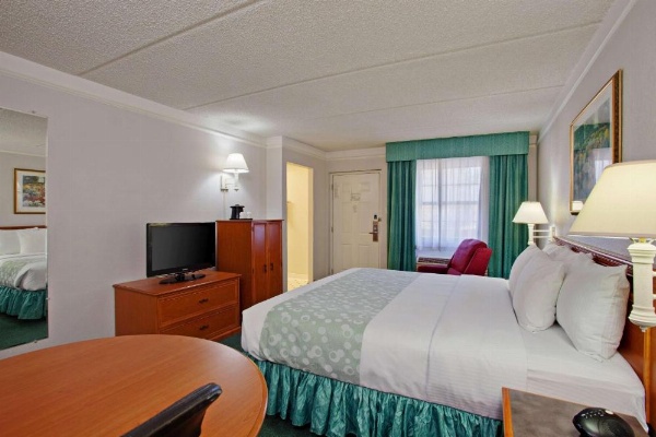 Super 8 by Wyndham San Bernardino image 16