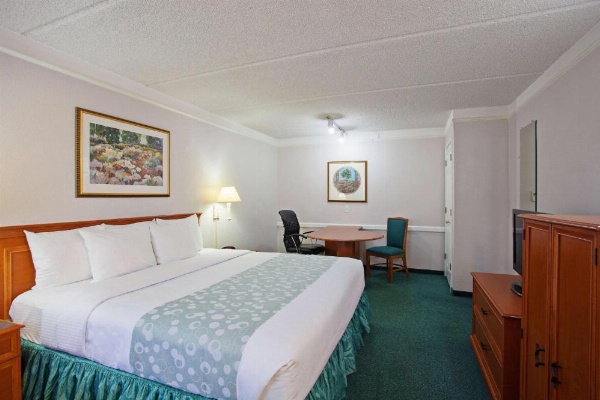 Super 8 by Wyndham San Bernardino image 18