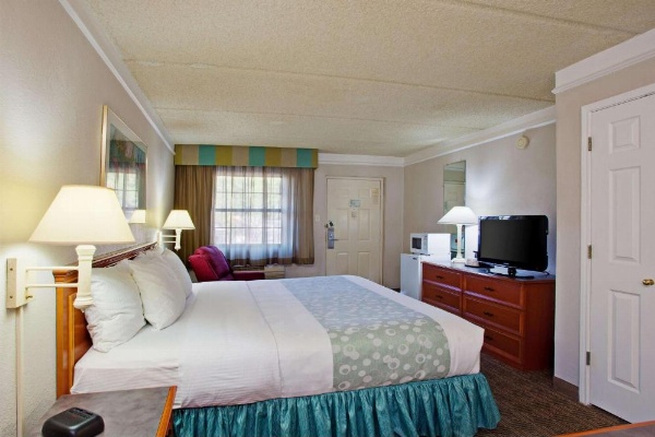 Super 8 by Wyndham San Bernardino image 8